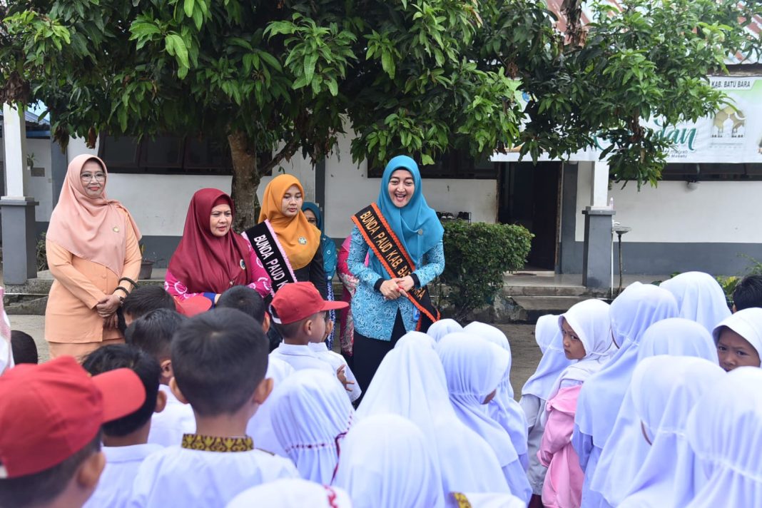 Bunda PAUD Kabupaten Batubara Ny Hj Maya Indriasari Zahir menyapa para siswa pada kegiatan sosialisasi Laskar Sipandang di Desa Sumber Makmur, Kecamatan Lima Puluh, Rabu (19/7/2023). (Dok/Kominfo Batubara)