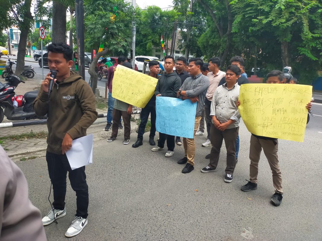 Forum Komunikasi Mahasiswa Sumut menggelar aksi demo di depan Kantor PLN UID Sumut, Jalan Yos Sudarso Medan, Kamis (20/7/2923).