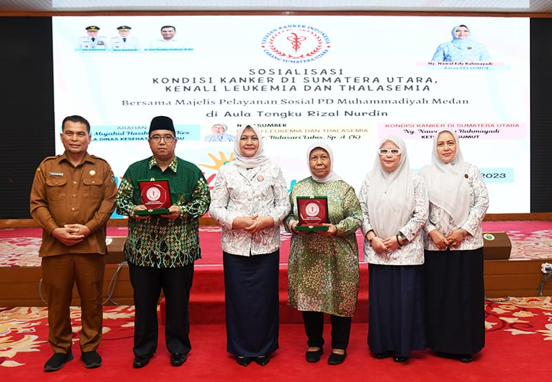 Ketua YKI Sumut Nawal Lubis foto bersama dengan lainnya pada kegiatan sosialisasi kondisi kanker di Sumut bersama Majelis Pelayanan Sosial PD Muhammadiyah dan PD Aisyiyah Kota Medan di Aula Tengku Rizal Nurdin, Jalan Jenderal Sudirman Nomor: 41 Medan, Selasa (18/7/2023). (Dok/Kominfo Sumut)