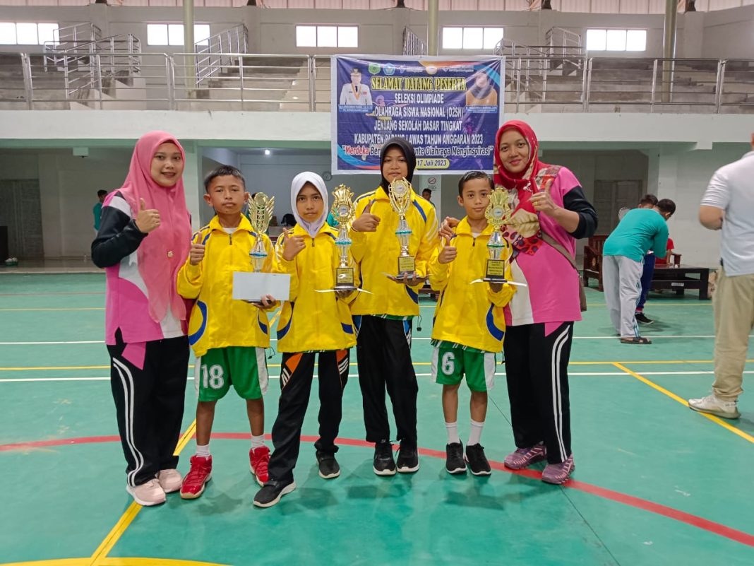 Juara 1 Putri cabang Athletic kids putri Vina Putri Febriyani dan putra Afghan Nugraha, juara 1 cabang bulutangkis kids putri Nikita Mini Hasibuan, putra juara 3 Muhammad Mustopa Nasution didampingi guru dan pelatih SDN 1703 Pir Trans Sosa 1B di Gor Bercahaya Sibuhuan. (Dok/Israh)