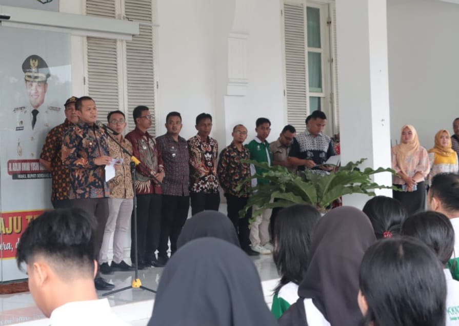 Wabup Sergai H Adlin Tambunan menyampaikan sambutan pada pelepasan mahasiswa USU yang akan melaksanakan KKNT-PPM Kabupaten Sergai di Kantor Bupati Sergai, Sei Rampah, Kamis (20/7/2023). (Dok/Kominfo Sergai)