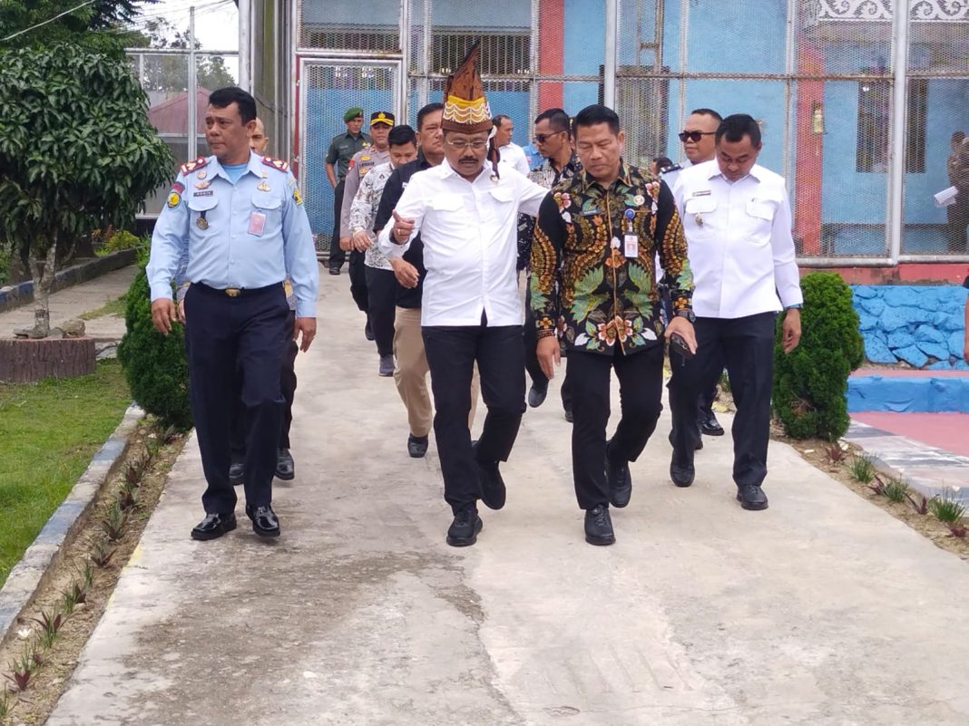 Asisten Deputi Koordinasi Penanganan Kejahatan Transnasional dan Kejahatan Luar Biasa Kemenko Polhukam Brigjen Pol Bambang Pristiwanto (nomor 2 dari kiri) bersama Kombes Tri Hardi dari Badan Narkotika Nasional Pusat, Kalapas Narkotika Kelas IIA Pematangsiantar Robinson Perangin-angin saat melakukan monitoring evaluasi dan pengawasan dengan mengunjungi blok hunian di Lapas Narkotika Kelas IIA Pematangsiantar, Kamis (20/7/2023).