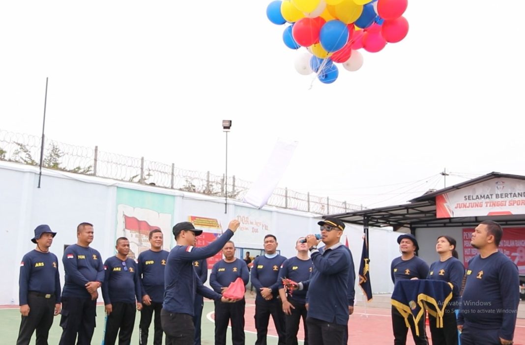 Kepala Lapas Tanjungbalai Sangapta Surbakti melepas balon ke udara pertanda dimulainya Porseni bagi warga binaan dan pegawai Lapas, di lapangan olah raga Lapas Tanjungbalai, Kamis (20/7/2023). (Dok/Lapas Tanjungbalai)