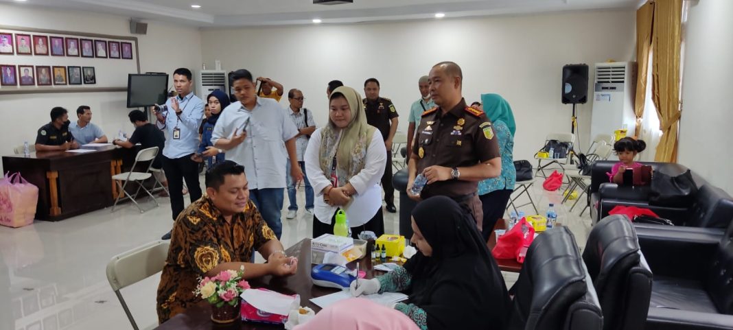 Kajari Binjai Jufri Nasution SH MH meninjau pelaksanaan kegiatan donor darah di Aula Lantai II Kejari Binjai, Jalan T Amir Hamzah, Kecamatan Binjai Utara, Kota Binjai, Kamis (20/7/2023). (Dok/Kejari Binjai)