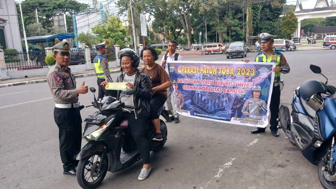 Personel Satgas 3 Preventif Ops Patuh Toba 2023, Ipda Lukman Azhari Sinaga saat menggelar sosialisasi tertib berlalulintas di Jalan Merdeka, Kecamatan Siantar Barat, Kamis (20/7/2023). (Dok/Humas Polres Pematangsiantar)