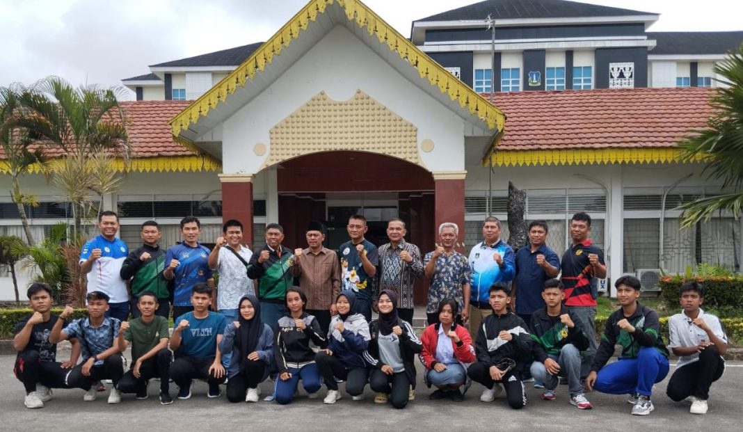 Ketua DPRD Tebingtinggi Basyaruddin Nasution foto bersama atlet dan pengurus karate di halaman Sekretariat DPRD, Jalan Sutomo Tebingtinggi, Kamis (20/7/2023).