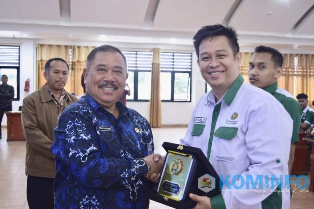 Sekda Kabupaten Karo Kamperas Terkelin Purba menerima plakat dari perwakilan Mahasiswa KKNT PPM USU di Aula Kantor Bupati Karo, Kamis (20/7/2023). (Dok/Kominfo Karo)