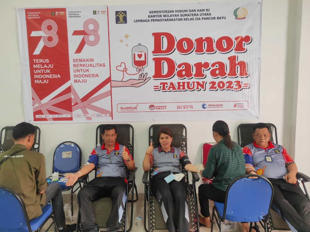 Kepala Lapas Kelas IIA Pancurbatu Haposan Silalahi AmdIP SSos bersama lainnya sedang mendonorkan darahnya, Jumat (21/7/2023). (Dok/Humas Lapas Pancurbatu)