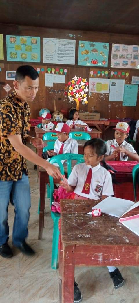 Disdukcapil Kabupaten Humbahas menyerahkan KIA secara simbolis kepada siswa di SDN 173405 Sosorgonting, Kecamatan Dolok Sanggul, Kamis (20/7/2023). (Dok/Disdukcapil Humbahas)