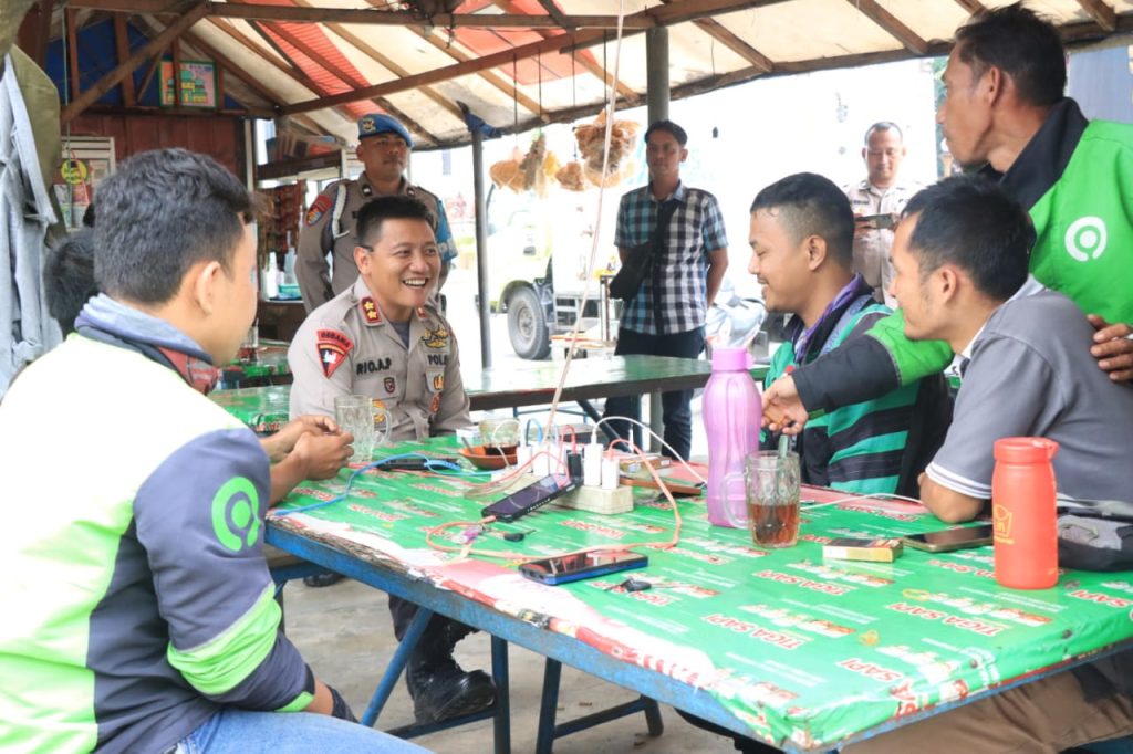 Kapolres Binjai AKBP Rio Alexander Panelewen menyempatkan diri berdiskusi bersama para driver Ojol di warung USA Jalan Ir H Juanda, Kelurahan Timbang Langkat, Kecamatan Binjai Timur, Kota Binjai, Jumat (21/7/2023). (Dok/Polres Binjai)