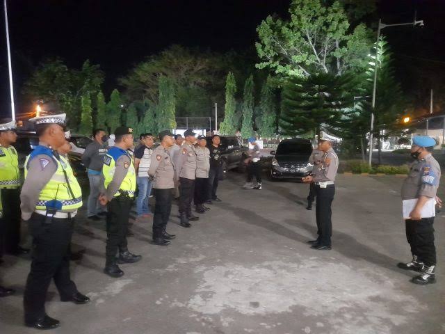 Personel Sat Samapta dan Sat Lantas Polres Langkat mendengar arahan sebelum melaksanakan kegiatan Patroli Kota Presisi di Stabat, Jumat (21/7/2023) malam. (Dok/Polres Langkat)