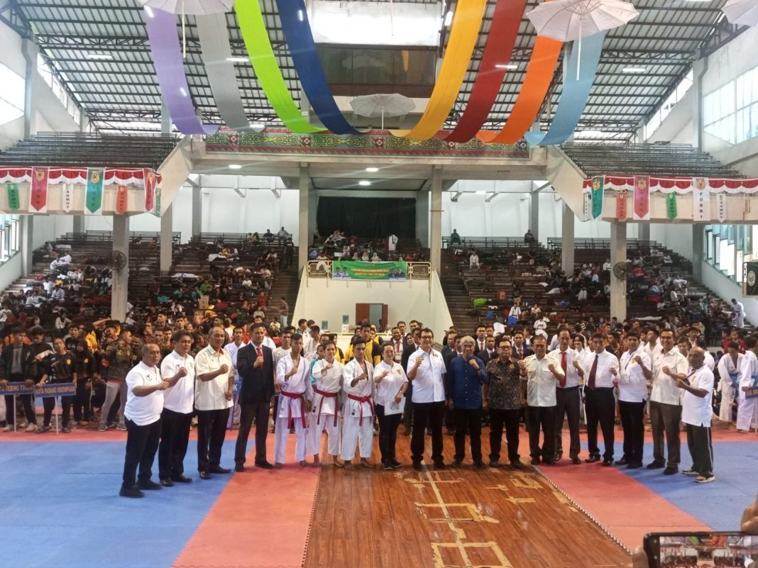 Pengprov Forki Sumut dan panitia foto bersama seluruh kontingen pada Kejurda Forki Sumut di GSG Unimed, Jumat (21/7/2023).