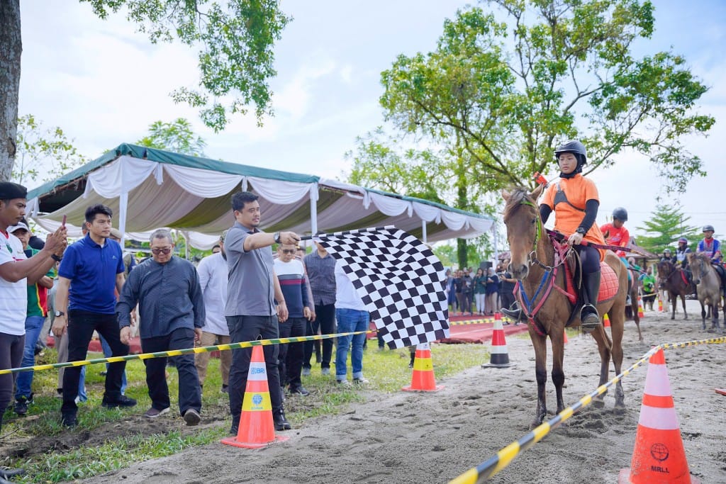 Wali Kota Medan Bobby Nasution membuka Horseback Archery Championship 2023 Memperebutkan Piala Wali Kota Medan di Cadika Stable, Sabtu (22/7/2023). (Dok/Kominfo Medan)