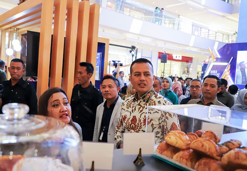 Wakil Gubernur Musa Rajekshah melihat sejumlah stand di acara BRI Luxury 2023 bersama lainnya di Atrium Laguna Deli Park Mall, Kamis (20/7/2023). (Dok/Kominfo Sumut)