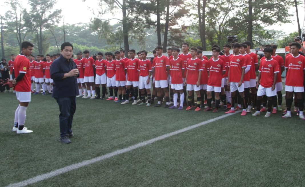 Ketua Umum PSSI Erick Thohir mengunjungi seleksi tim U-17 Indonesia di Persija Training Center, Bojongsari, Sabtu (22/7/2023). (Dok/PSSI)