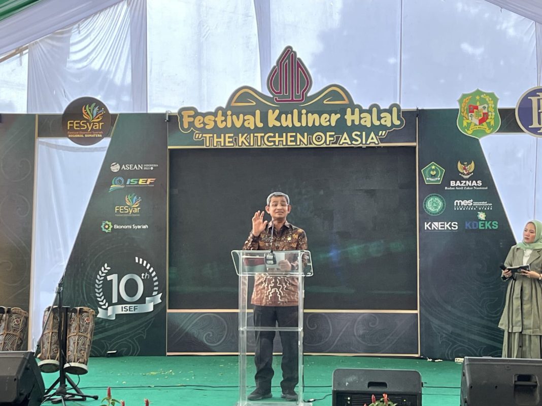 Sekda Kota Medan Wiriya Alrahman saat menghadiri Soft Opening Festival Kuliner Halal “The Kitchen of Asia” di Jalan Masjid Raya, Kamis (20/7/2023). (Dok/Kominfo Medan)