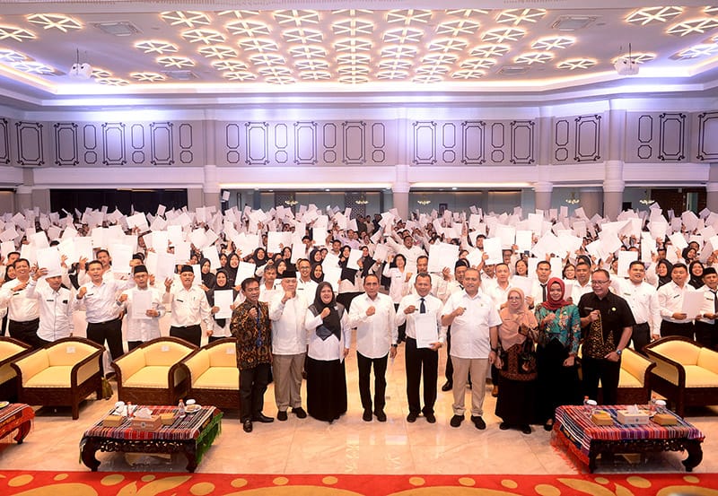 Gubernur Sumut Edy Rahmayadi foto bersama di acara penyerahan SK PPPK jabatan fungsional guru dan tenaga teknis di lingkungan Pemprov Sumut di Aula Raja Inal Siregar, Kantor Gubernur, Jalan Pangeran Diponegoro, Medan, Jumat (21/7/2023). (Dok/Kominfo Sumut)