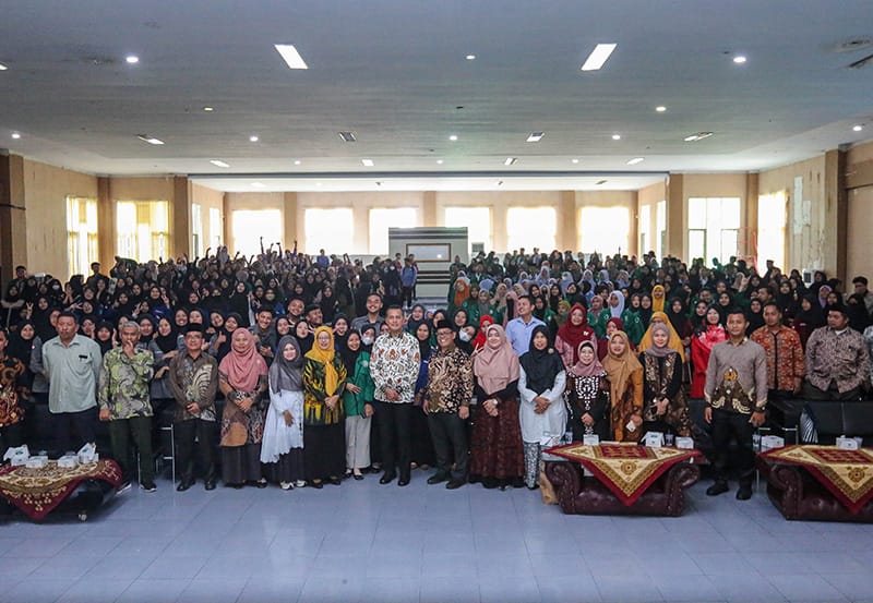 Wakil Gubernur Sumut Musa Rajekshah melepas keberangkatan 1.582 mahasiswa FITK UINSU mengikuti program PEMA Mandiri ke sejumlah daerah di Sumut, di Aula Utama Lantai 2 Kampus UINSU, Jalan William Iskandar, Deliserdang, Kamis (20/7/2023). (Dok/Kominfo Sumut)