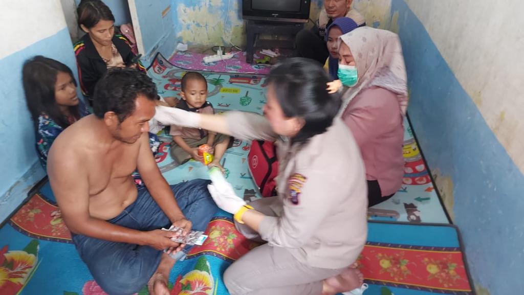 Biddokkes Polda Sumut beri trauma healing dan pengobatan bagi korban kejahatan jalanan, Kamis (20/7/2023). (Dok/ Polda Sumut)