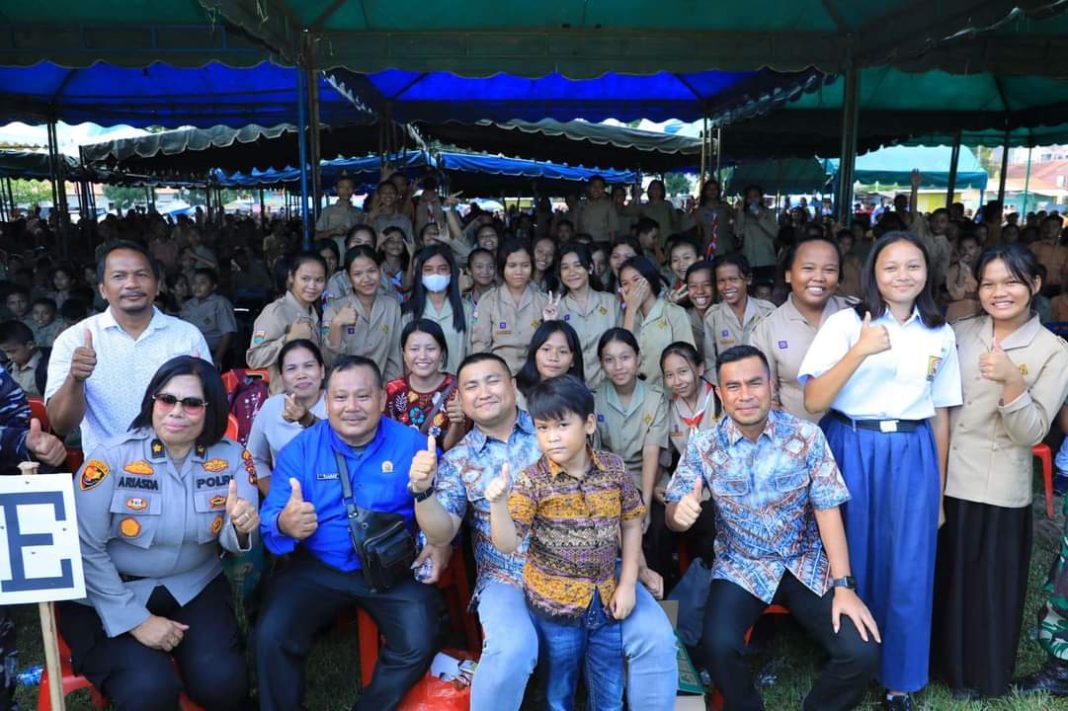 Bupati Labura Hendri Yanto Sitorus dan lainnya foto bersama peserta KKR di lapangan Bhayangkari, Polsek Kualuh Hulu-hulu, Jumat (21/7/2023). (Dok/Kominfo Labura)