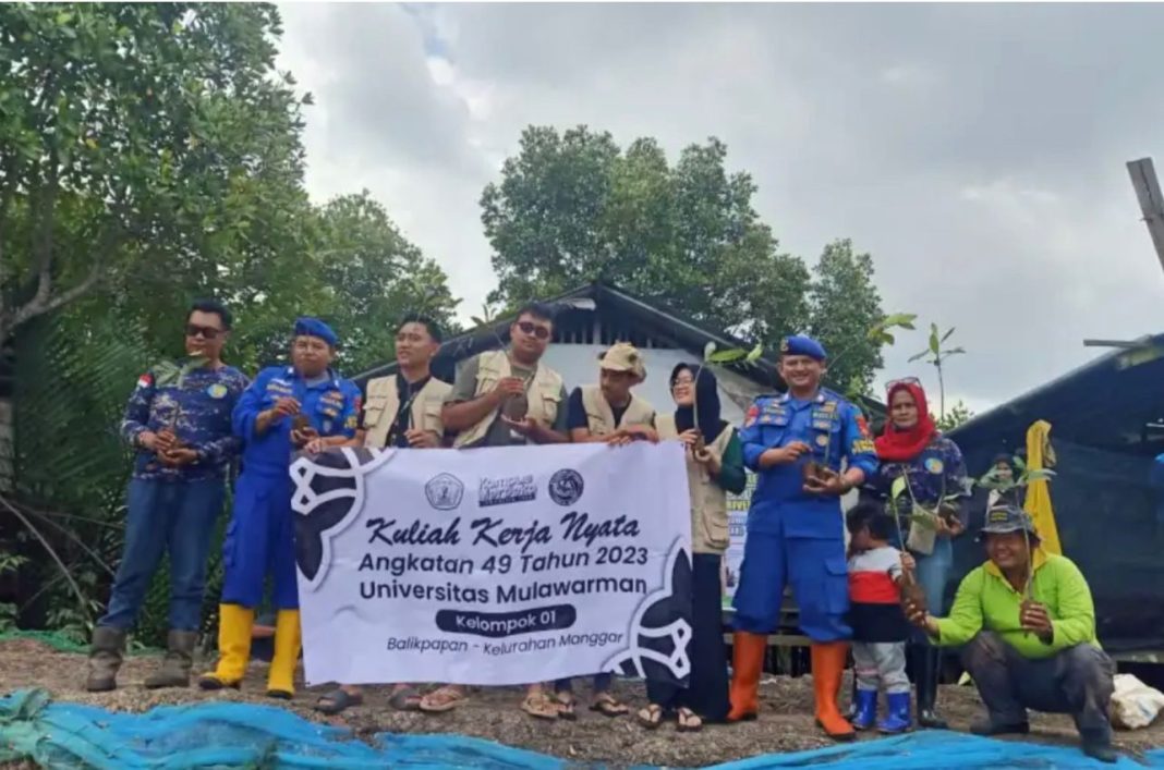 Direktorat Polairud Polda Kaltim ikut melestarikan lingkungan Mangrove dan memajukan masyarakat yang ada di wilayah Pesisir dengan mendampingi KKN dari Mahasiswa Angkatan 49 Tahun 2023 Universitas Mulawarman di Manggar Mangrove Lestari Balikpapan Timur, Minggu (23/7/2023).