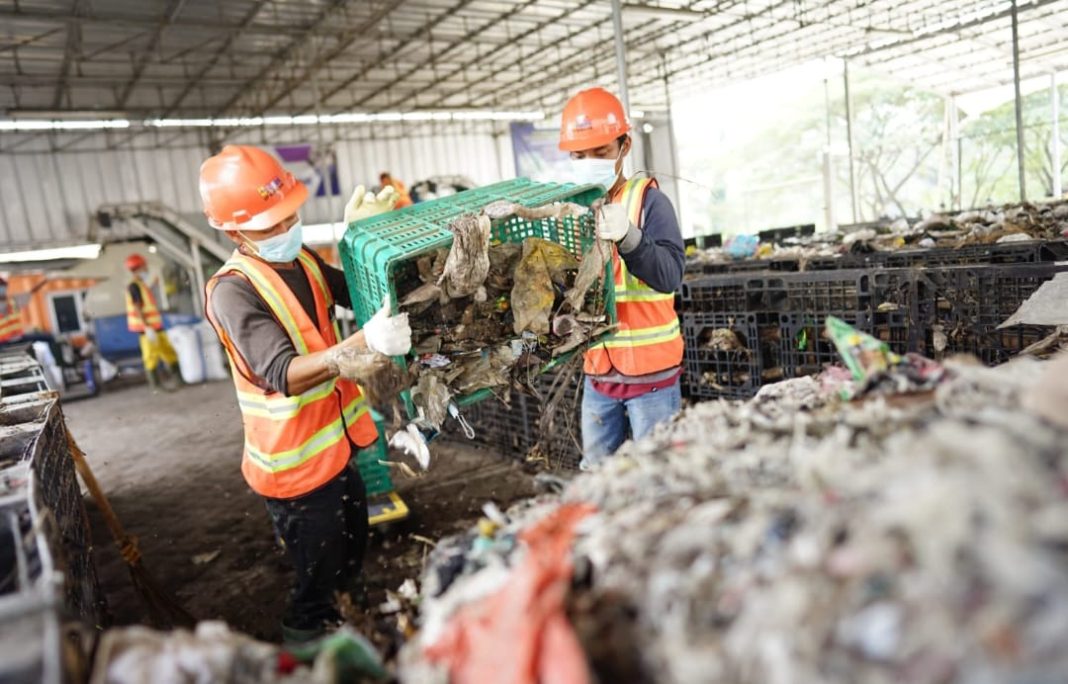 Pekerja di TPSA Bagendung, Cilegon, Banten, melakukan pemilahan sampah untuk diproses menjadi bahan bakar jumputan padat untuk subtitusi batu bara atau co-firing di PLTU yang berlokasi di Provinsi Banten. (Dok/PLN)