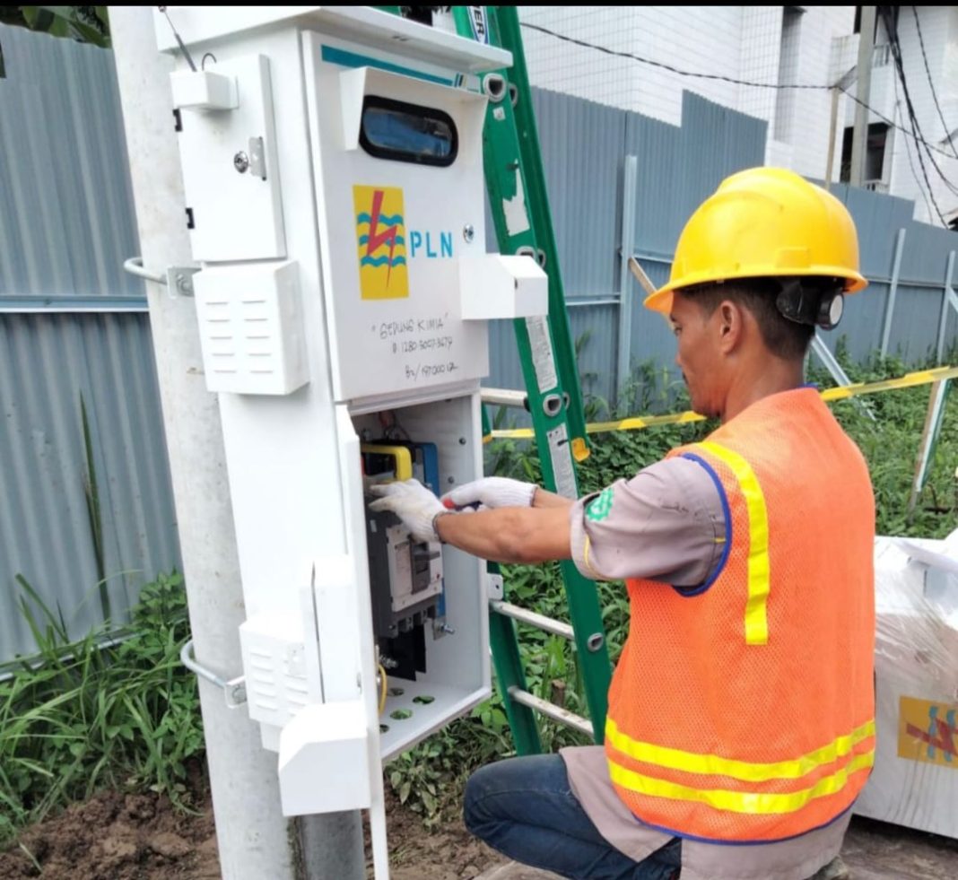 Petugas penyambungan sedang melakukan pemasangan MCCB Pelanggan Pasang Baru daya 197 kVA. (Dok/PLN)