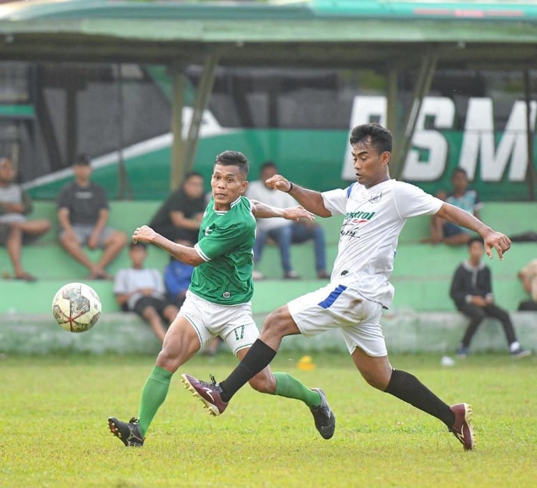 Penyerang PSMS Nico Malau melepas tendangan meski mendapat kawalan ketat bek Putra Buana, Rommy Agustiawan pada uji coba di Stadion TD Pardede, Sabtu (22/7/2023). (Dok/PSMS Medan)