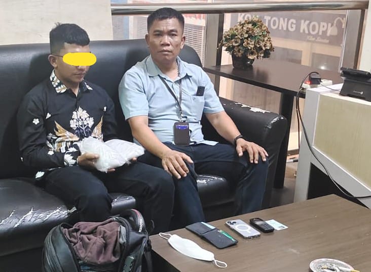 Calon penumpang LA diamankan Petugas di ruang pemeriksaan sebelum diserahkan ke Dit Res Narkoba Polda Sumut di Bandara Kualanamu, Minggu (23/7/2023) pagi. (Dok/Polsek Bandara Kualanamu)