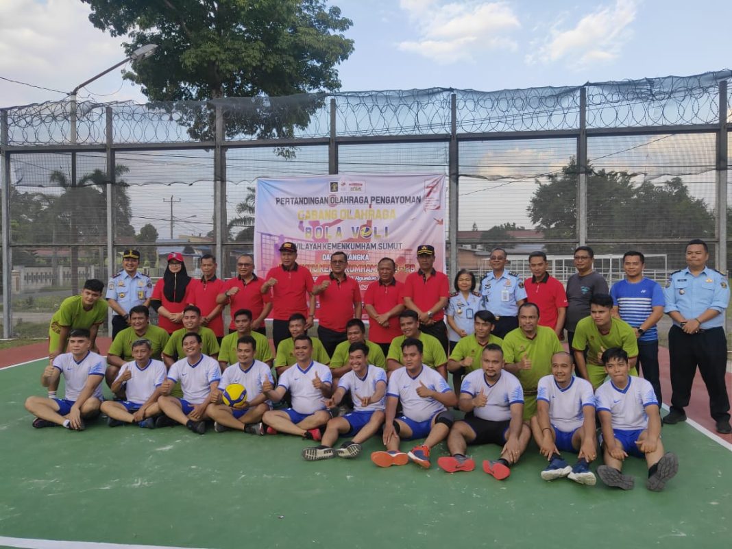 Kakanwil Kemenkumham Sumut Imam Suyudi foto bersama dengan Kepala Lapas Kelas IIA Pancurbatu Haposan Silalahi dan lainnya usai membuka pertandingan pengayoman bola voli antar wilayah di Lapangan Voli Lembaga Pemasyarakatan Kelas I Medan, Senin (24/7/2023). (Dok/Humas Lapas Pancurbatu)