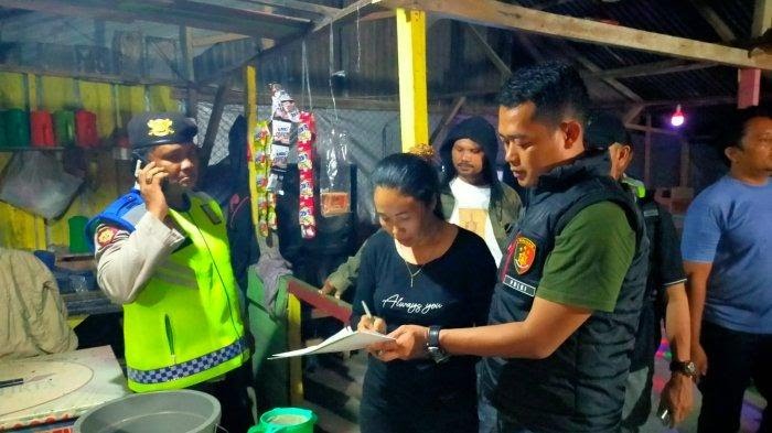 Personel Polres Langkat menyampaikan imbauan kepada pengelola warung remang-remang di Jalan N Sutoyo, Kelurahan Sidomulyo, Kecamatan Stabat, Kabupaten Langkat, Minggu (23/7/2023). (Dok/Polres Langkat)