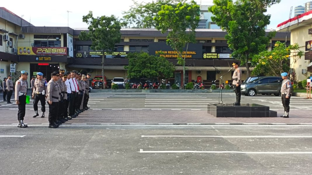 Wakapolrestabes Medan AKBP Dr Yudhi Hery Setiawan memberikan pengarahan kepada anggota Polrestabes Medan saat memimpin apel di Mapolrestabes Medan, Senin (24/7/2023). (Dok/Polrestabes)