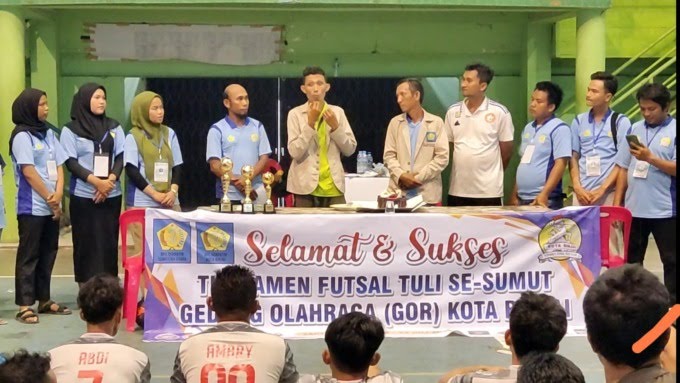 Pihak panitia menyerahkan piala kepada para pemenang Turnamen Futsal Tuli se-Sumut di Gedung Olahraga, Jalan Jambi, Kelurahan Rambung Dalam, Binjai Selatan, Kota Binjai, Minggu (23/7/2023).