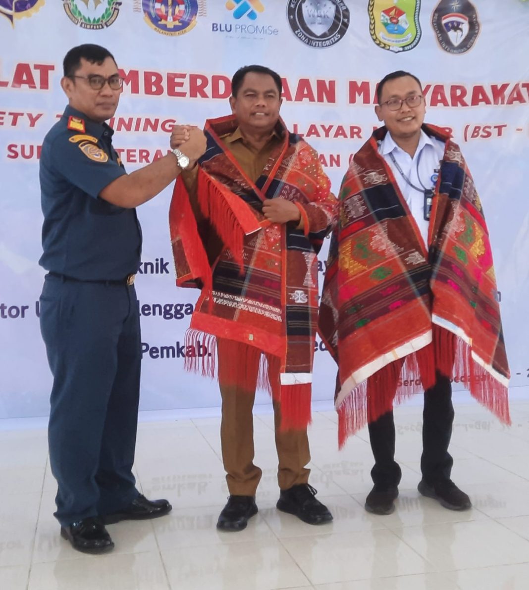 Bupati Sergai, H Darma Wijaya bersama yang mewakili Direktur Poltekpel Malahati Aceh diulosi oleh Kepala Kantor UPP Kelas II Tanjung Beringin, Luderwijk Siahaan ST MSc pada pembukaan Diklat Pemberdayaan Masyarakat Kepelautan dan Nelayan yang di gelar di Wisma Lasmaria Dusun II Desa Pematang Cermai, Kecamatan Tanjung Beringin, Senin (24/7/2023).