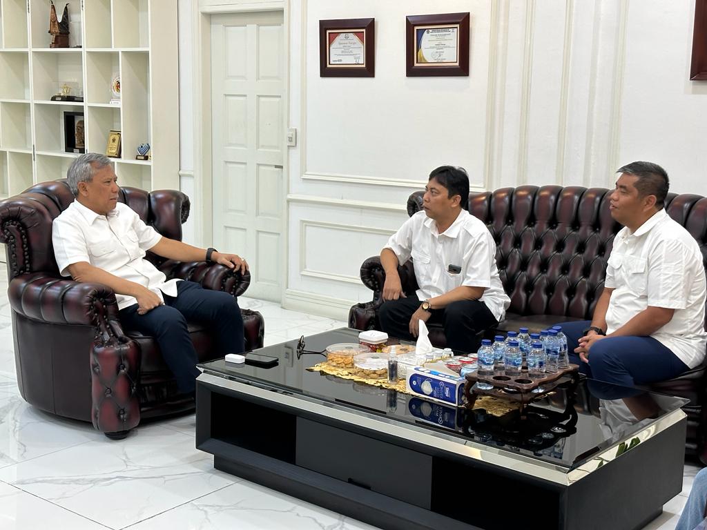 GM PLN UIP SBU Hening Kyat Pamungkas (tengah) bersama Octavianus Duha saat menemui Kajatisu Idianto SH MH di ruang kerjanya, Jalan AH Nasution, Medan, Senin (17/7/2023). (Dok/PLN)