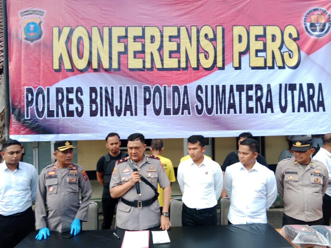 Wakapolres Binjai Kompol Firman (tiga dari kanan) didampingi Kasat Reskrim AKP Ryan Permana (tiga dari kiri) memaparkan pengungkapan kasus pembunuhan di Mapolres Binjai, Senin (24/7/2023). (Dok/Polres Binjai).