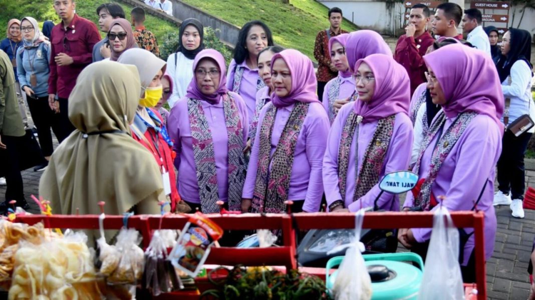 Ibu Negara Republik Indonesia Ibu Iriana Jokowi menghampiri para pedagang sayuran serta bahan pokok lainnya yang berada di Kawasan Pendopo Shaba Swagata Blambangan, Kabupaten Banyuwangi, Provinsi Jawa Timur, Selasa (25/7/2023).