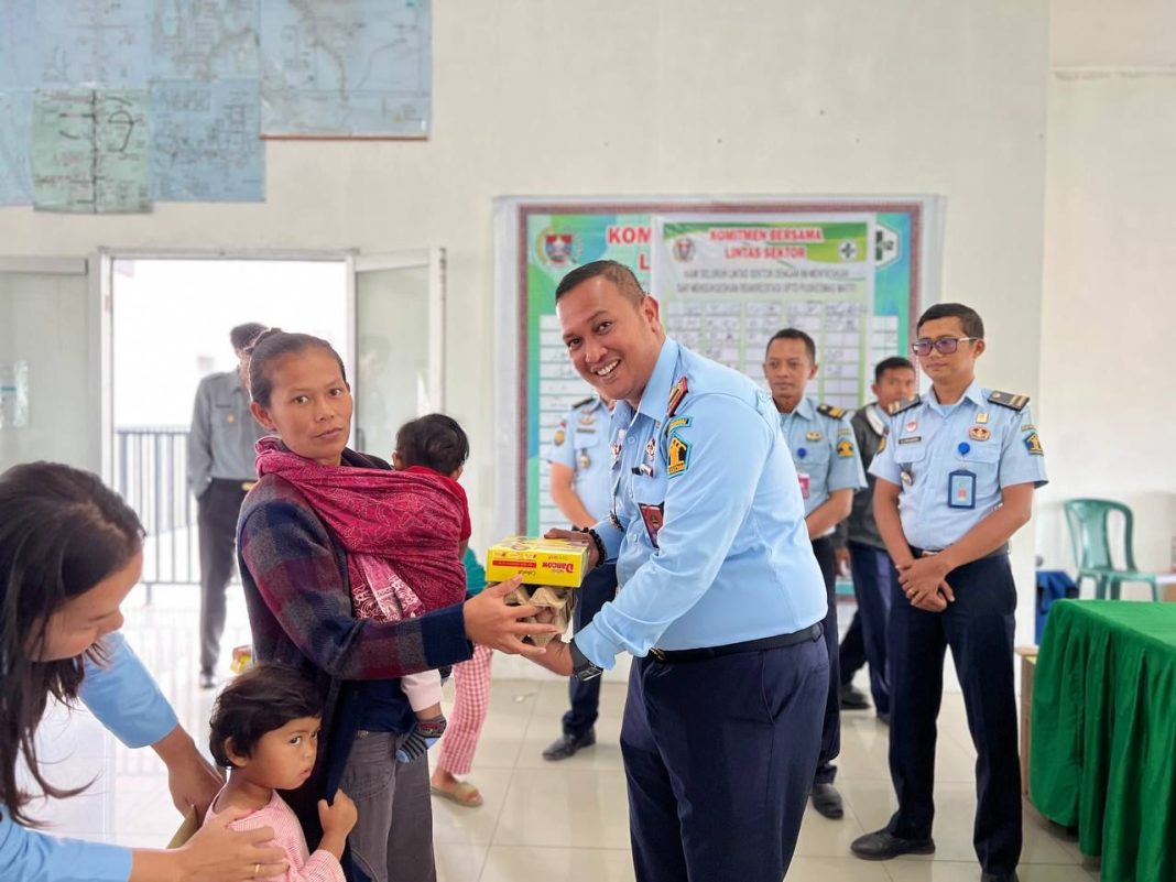 Dalam rangka Memeriahkan Semarak Hari Dharma Karya Dhika ke-78 Tahun 2023, Kepala Rutan Humbahas Herry Simatupang memberikan sumbangan susu bubuk, telur dan bubur kacang hijau kepada anak stunting, di Puskesmas Matiti, Kecamatan Dolok Sanggul, Senin (24/7/2023).