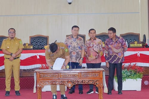 Rapat paripuna dipungkasi dengan penandatanganan persetujuan bersama antara Wali Kota Medan Bobby Nasution dengan Ketua DPRD Medan Hasyim SE disaksikan Wakil Wali Kota H Aulia Rachman, Sekda Kota Medan Wiriya Alrahman, tiga Wakil Ketua DPRD Medan yakni H Ihwan Ritonga, H Rajuddin Sagala dan HT Bahrumsyah, anggota dewan serta pimpinan OPD di lingkungan Pemko Medan serta para camat di Gedung DPRD Medan, Senin (24/7/2023). (Dok/Kominfo Medan)