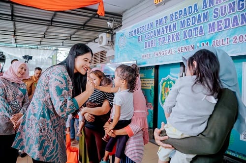 Rasa bahagia terpancar dari wajah Ketua TP PKK Kota Medan Ny Kahiyang Ayu M Bobby Afif Nasution bercengkrama dengan anak-anak penderita stunting ketika berkunjung ke Kantor Kecamatan Medan Sunggal di Jalan Tahi Bonar Simatupang Medan, Senin (24/7/2023) siang. (Dok/Kominfo Medan)