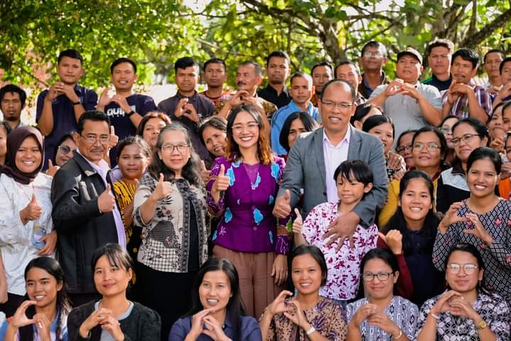 Bupati Humbahas Dosmar Banjarnahor SE didampingi Ketua TP PKK Humbahas Ny Lidia Dosmar Banjarnahor foto bersama dengan Kepala Dinas Pendidikan Drs Jonny Gultom bersama para guru tingkat SD dan SMP yang mengikuti Pelatihan Pembelajaran Matematika Gasing Lanjutan, di Kompleks Perkantoran Hutamas, Kecamatan Dolok Sanggul, Sabtu (22/7/2023). (Dok/Kominfo Humbahas)