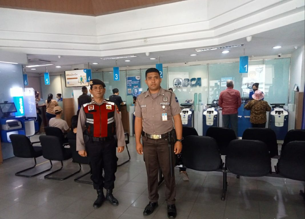 Personel Samapta Polres Pematangsiantar melaksanakan patroli rutin di objek vital di wilayah Kota Pematangsiantar, Selasa (25/7/2023). (Dok/Polres Pematangsiantar)