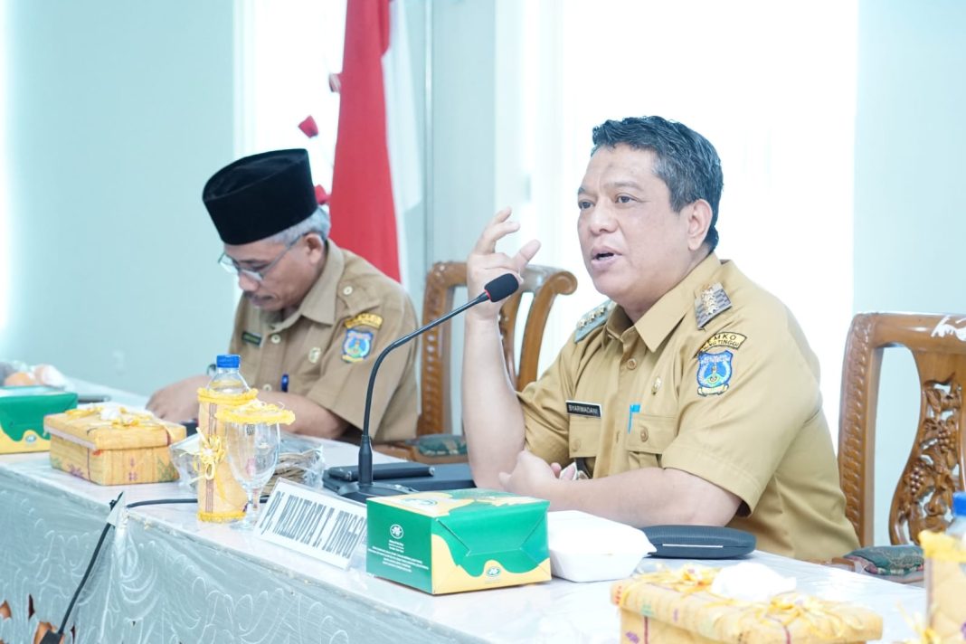 Pj Wali Kota Tebingtinggi Drs Syarmadani MSi memimpin rapat koordinasi perizinan berbasis elektronik sektor kesehatan dan sosialisasi pembuatan izin kerja menggunakan Aplikasi Sicantik Cloud di Aula Lantai IV Balai Kota, Selasa (25/7/2023). (Dok/Kominfo Tebingtinggi)