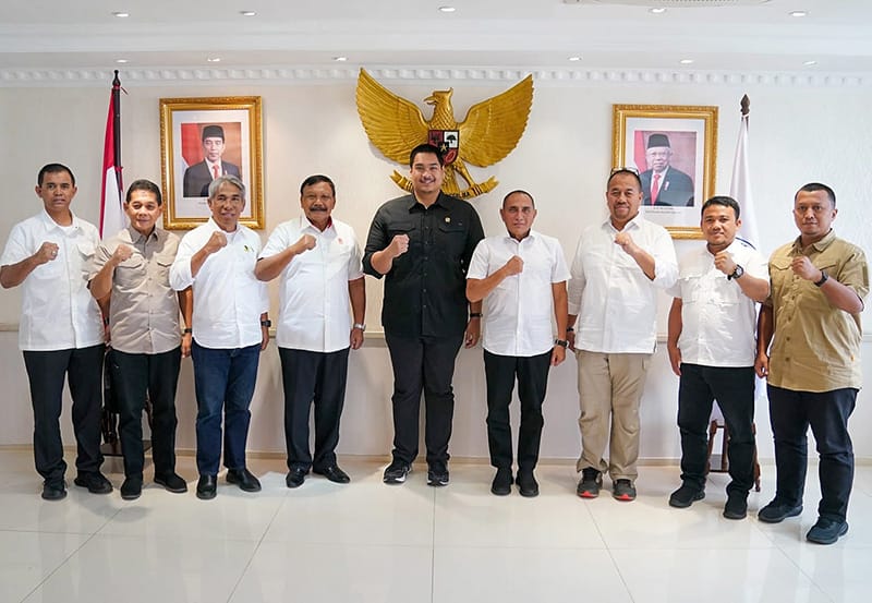 Gubernur Sumut Edy Rahmayadi foto bersama usai melaporkan persiapan PON XXI tahun 2024 pada Menpora RI Dito Ariotedjo di Ruang Kerja Menpora RI, Senayan, Jakarta, Selasa (25/7/2023). (Dok/Kominfo Sumut)