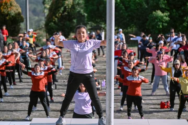 Untuk menyambut dan memeriahkan HUT ke-20 Kabupaten Humbahas diawali dengan senam massal dengan instruktur dari Sanggar Senam AY Doxa Aerobik & Body Language, di halaman Perkantoran Bupati Humbahas, Bukit Inspirasi, Sipalakki, Kecamatan Dolok Sanggul, Senin (25/7/2023). (Dok/Kominfo Humbahas)