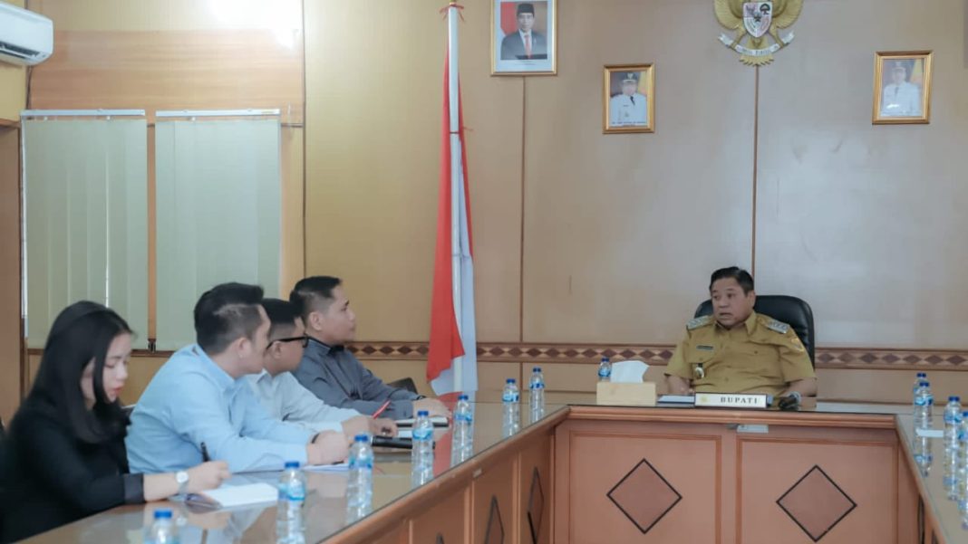 Bupati Dairi Eddy Keleng Ate Berutu bertemu dengan tim Bank Sumut Cabang Sidikalang minta tingkatkan penyaluran KUR di Ruang Rapat Bupati, Selasa (25/7/2023). (Dok/Kominfo Dairi)