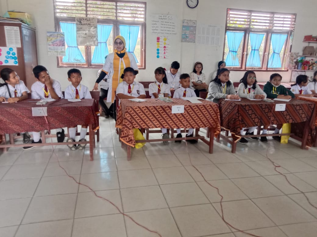 Kepala Bidang Pendidikan Dasar Hormauli Purba memantau Lomba Cerdas Cermat tingkat Kabupaten Simalungun, di SD Negeri 091316 Unggulan Pamatangraya, Rabu (26/7/2023).