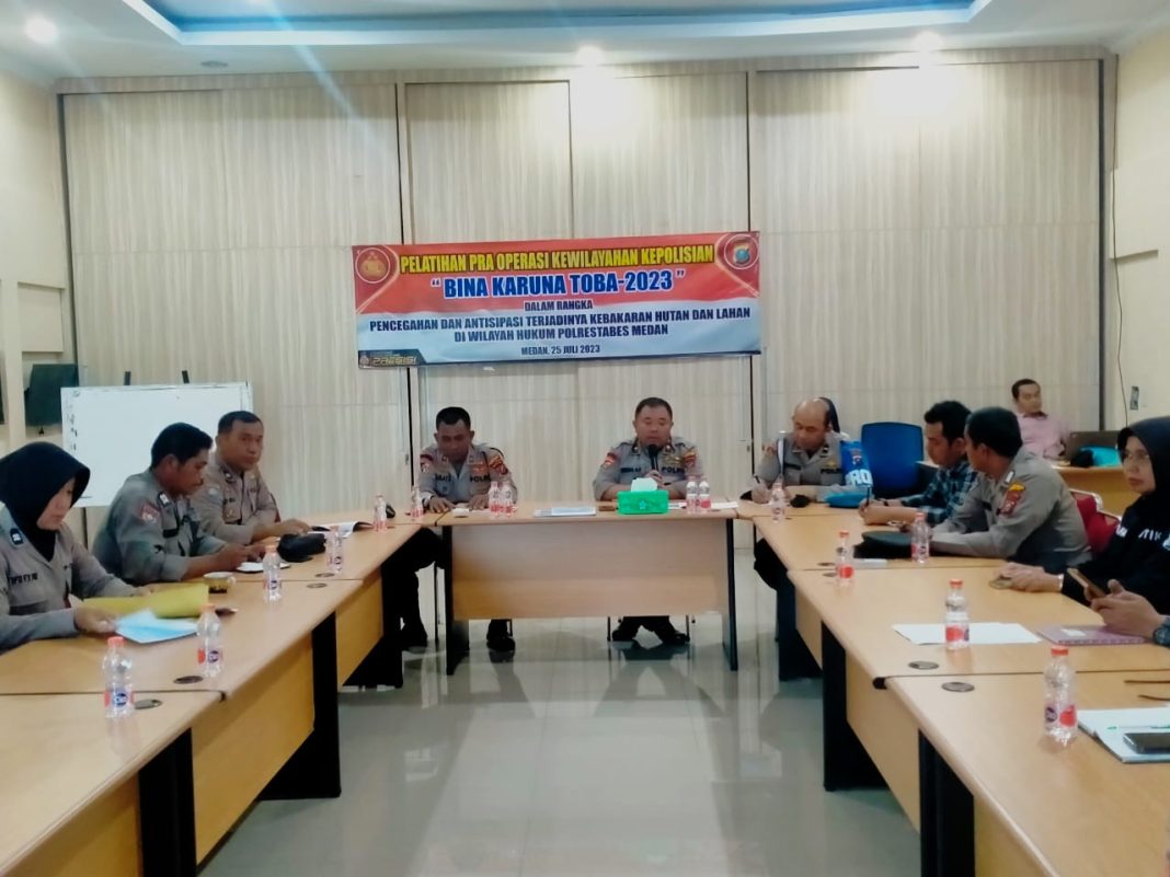 Kasubbag Bin Ops Bag Ops Polrestabes Medan Kompol Hendra G Simatupang SH didampingi Kasubbag Dal Ops Bag Ops Kompol Daulat Simamora memimpin latihan Pra Operasi Karuna Toba 2023 di Ruang Rapat Bag Ops, Selasa (25/7/2023). (Dok/Polrestabes Medan)