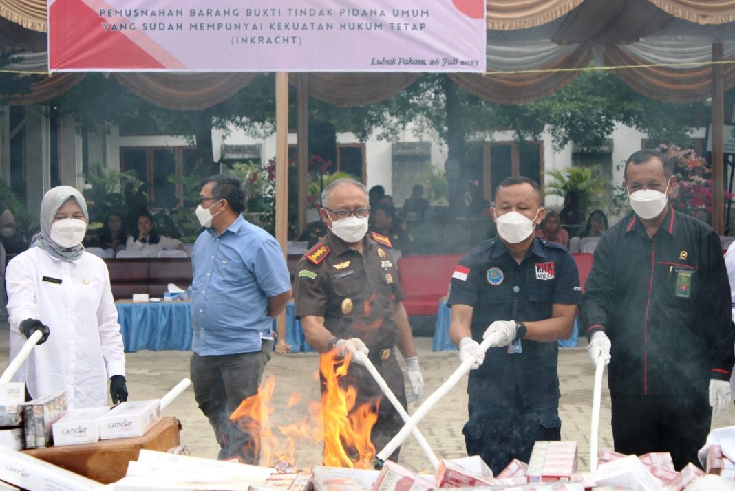 Kajari Deliserdang Dr Jabal Nur (3 dari kanan) bersama stakeholder lainnya musnahkan barang bukti dengan cara dibakar di Lubukpakam, Rabu (26/7/2023). (Dok/Kejari Deliserdang)