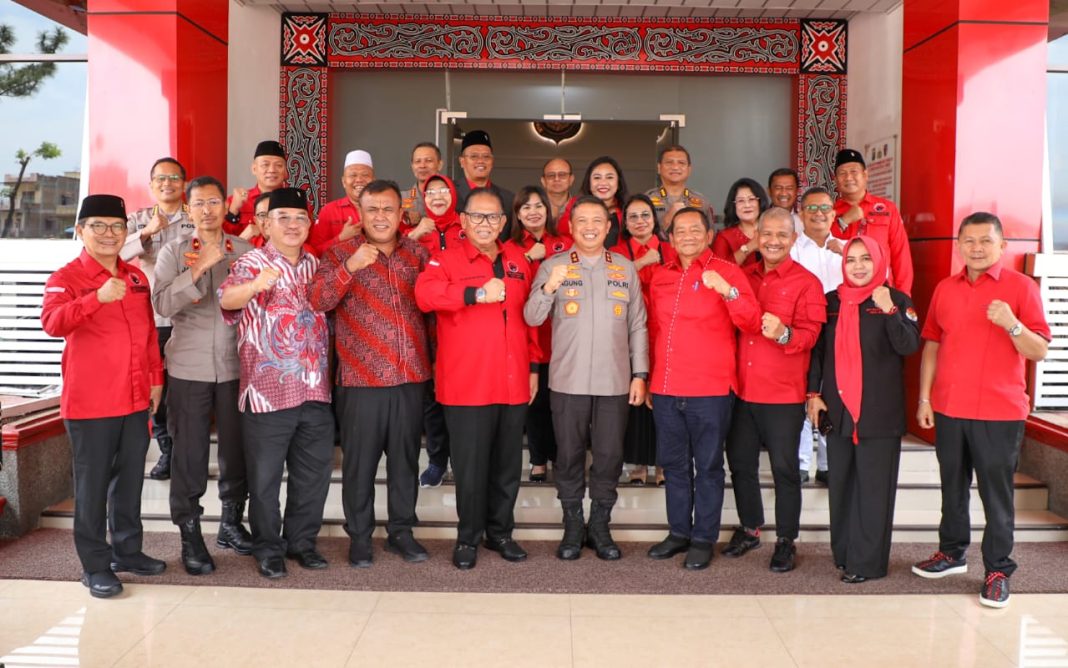 Ketua DPD PDIP Sumut Rapidin Simbolon didampingi Sekretaris DPD PDIP Sumut Sutarto, Ketua DPRD Sumut Baskami Ginting, Ketua Fraksi PDIP DPRD Sumut Mangapul Purba dan lainnya foto bersama usai bertemu dengan Kapolda Sumut yang baru Irjen Pol Agung Setya Imam Effendi saat mengunjungi di Mapolda Sumut, Jalan Sisingamangaraja XII, Rabu (26/7/2023). (Dok/PDIP Sumut)